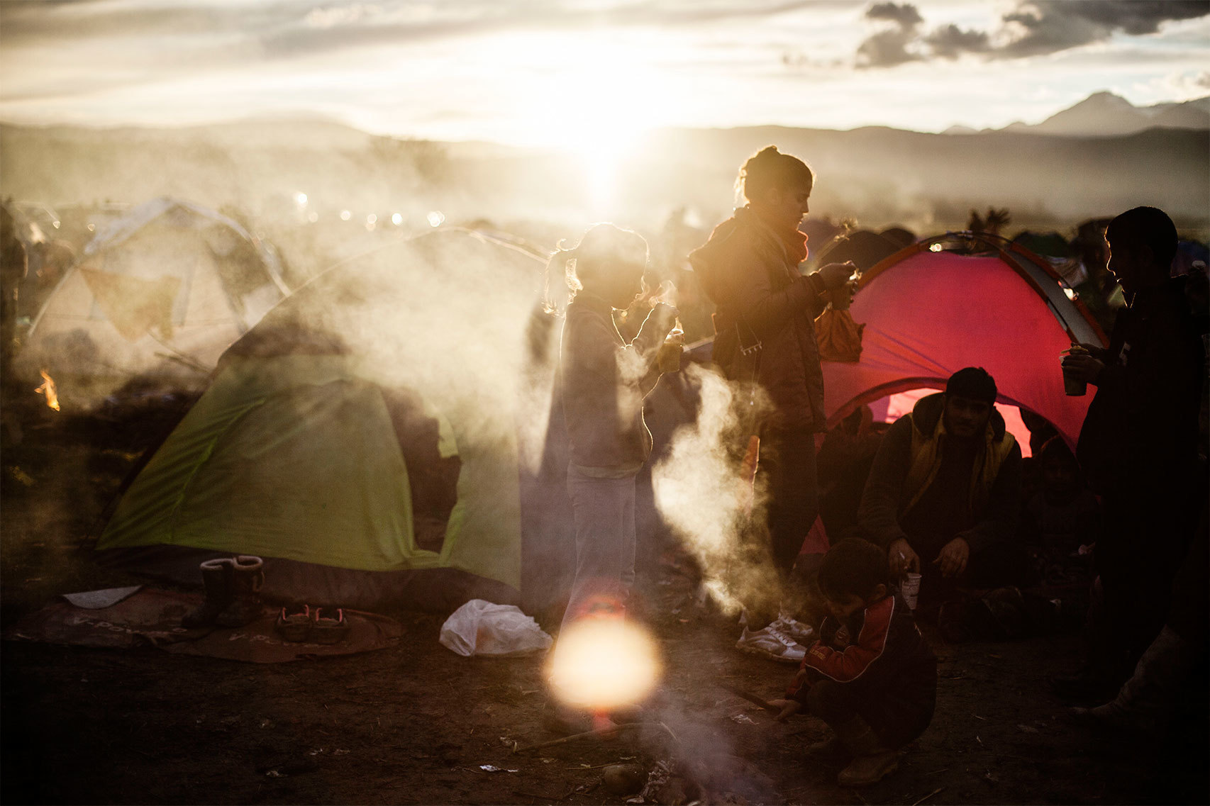 Niños toman una sopa repartida por voluntarios en Idomeni.