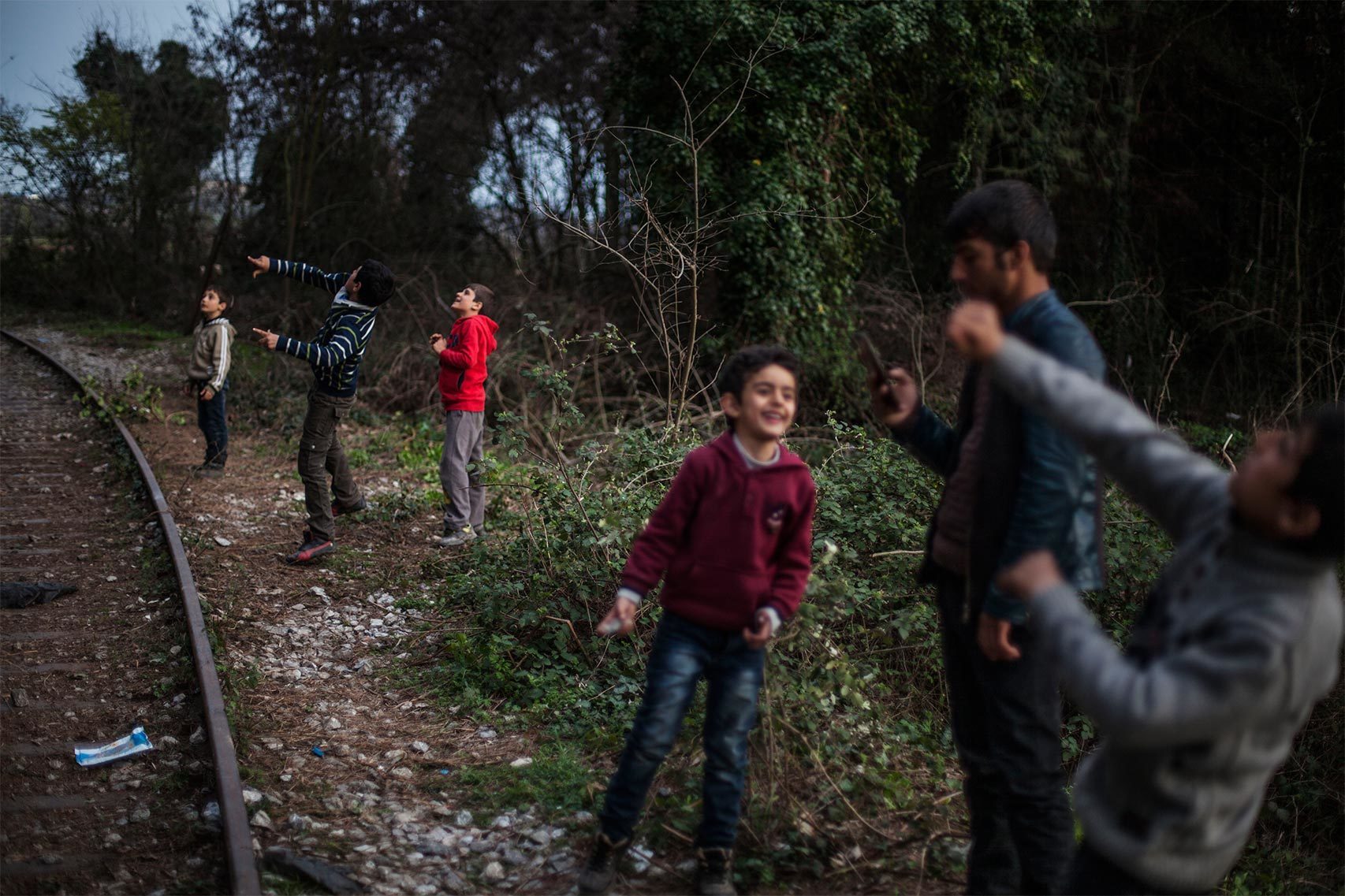 Un grupo de niños cerca de las vías del ferrocarril en Idomeni.