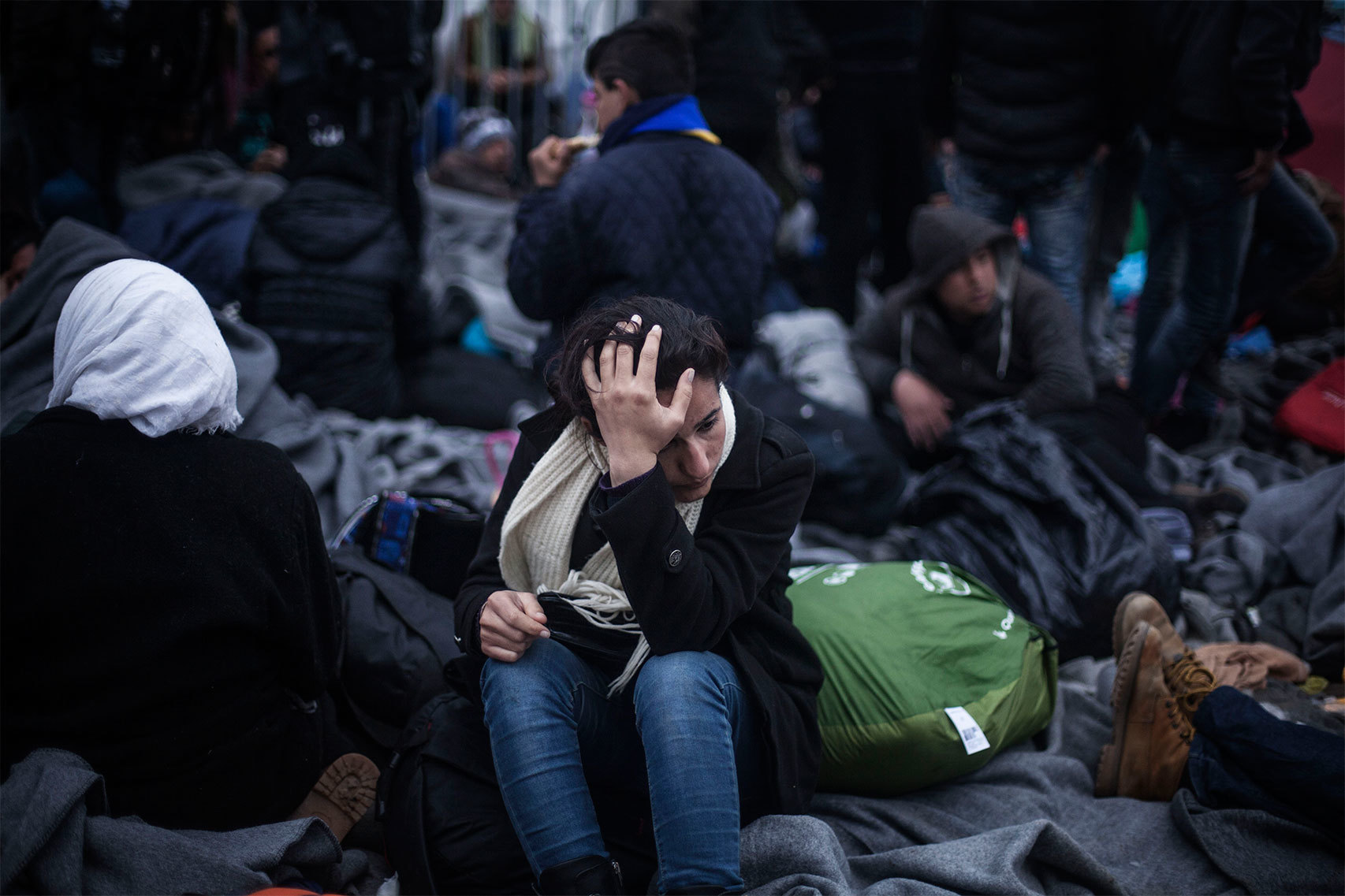 Una mujer en medio de la muchedumbre en Idomeni.