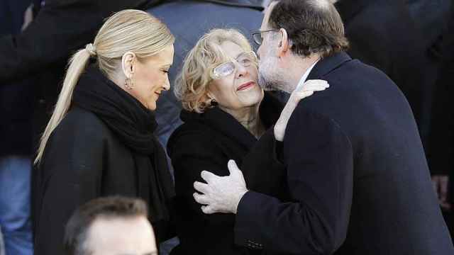 Rajoy saluda Carmena frente a Cifuentes en homenaje en Puerta del Sol a los fallecidos del 11-M.