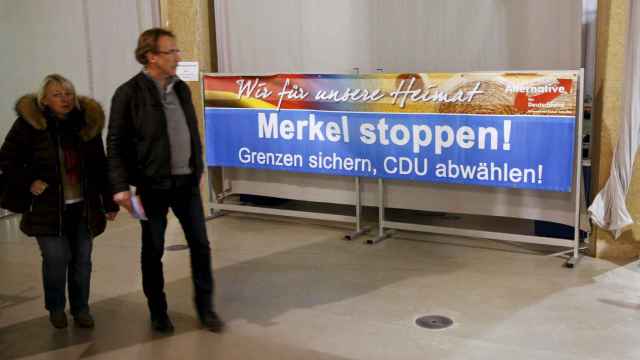 Por nuestra patria, [hay que] parar a Merkel. Asegurar las fronteras, retirar el voto a la CDU.