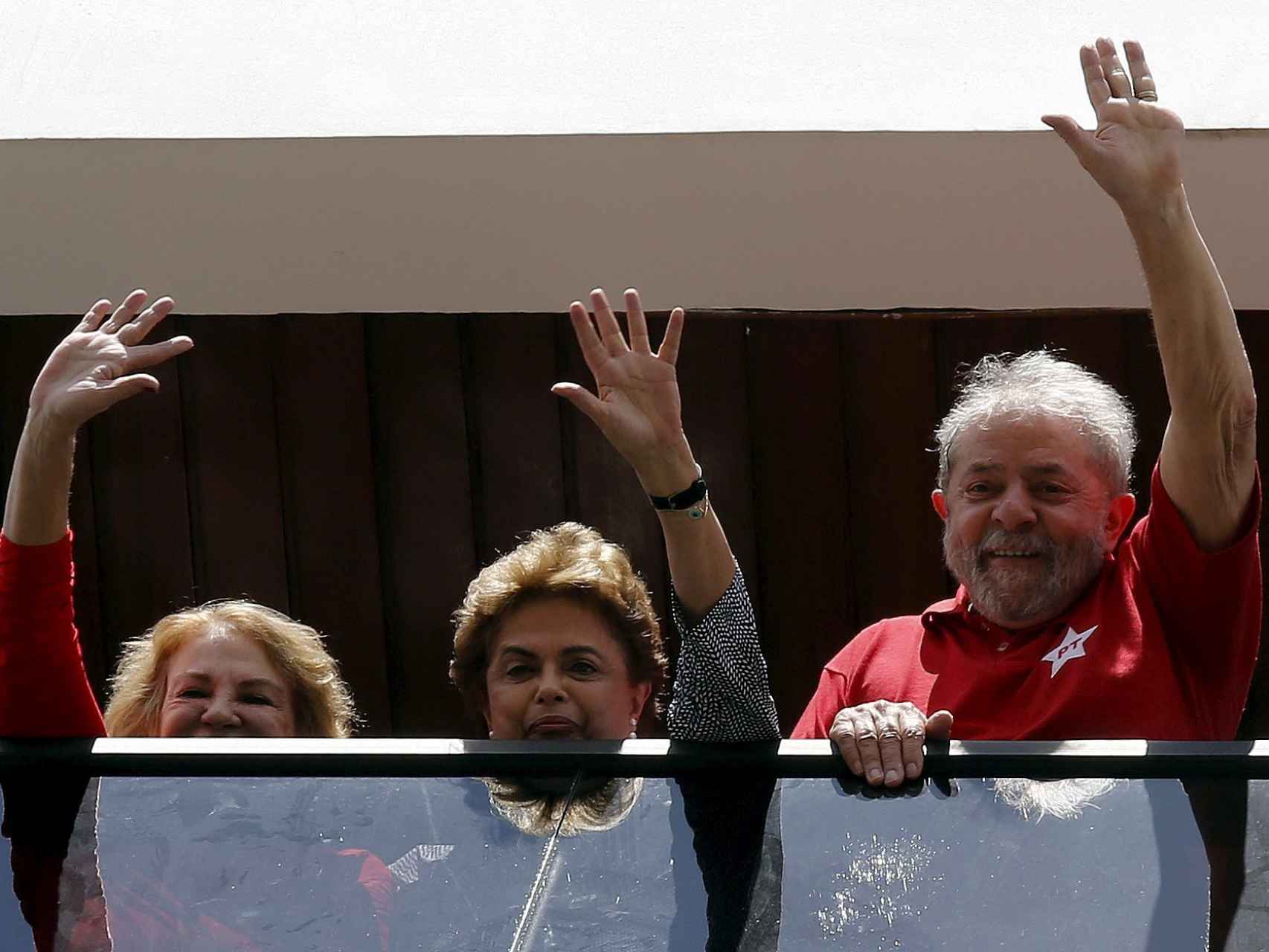 Lula y Rousseff (c) saludaron juntos desde la casa de él al día siguiente de su detención.