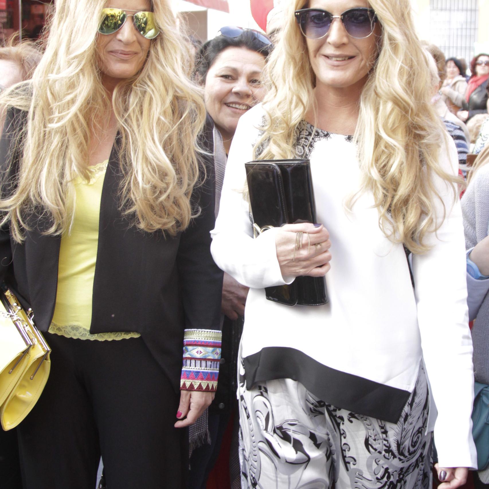 Las Mellis llegando a la parroquia de Santa Ana de Sevilla