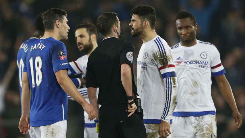 Diego Costa muerde a un rival y escupe al árbitro