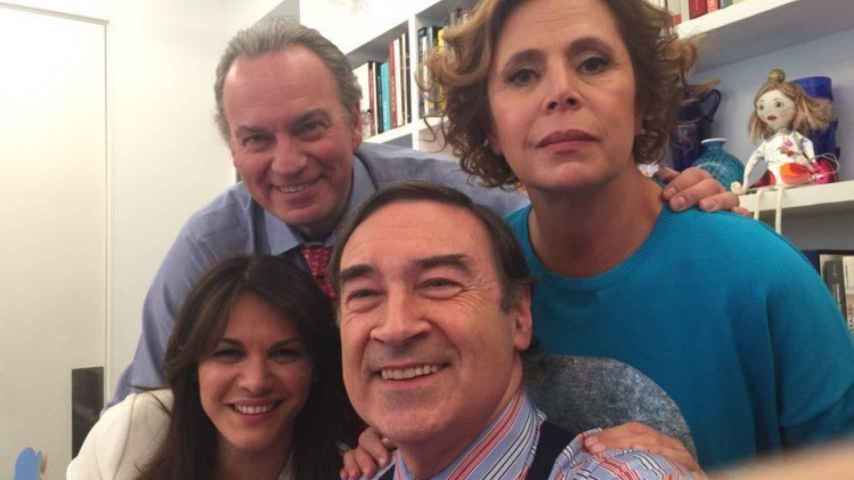 Imagen que colgó Pedro J. Ramírez en twitter el 15 de febrero, con Ágatha Ruiz de la Prada, Fabiola Martínez y Bertín Osborne.