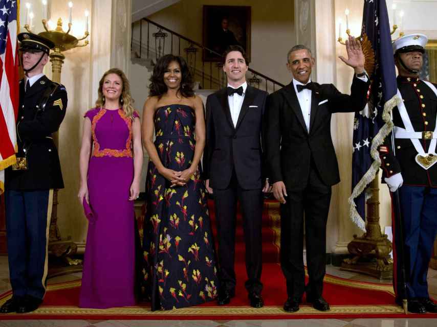 Sophie Gregoire, Michelle Obama, Justin Trudeau y Barack Obama llegando a la cena