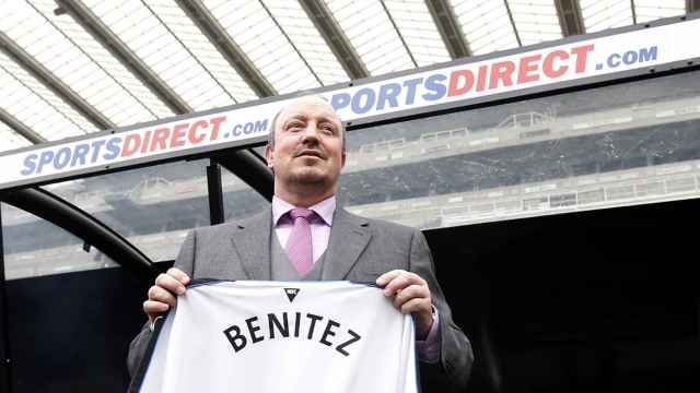 Rafa Benítez posa con la camiseta del Newcastle, su nuevo club.