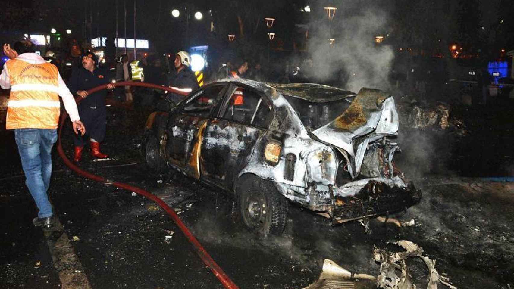 27 muertos por un coche bomba contra un autobús en Ankara