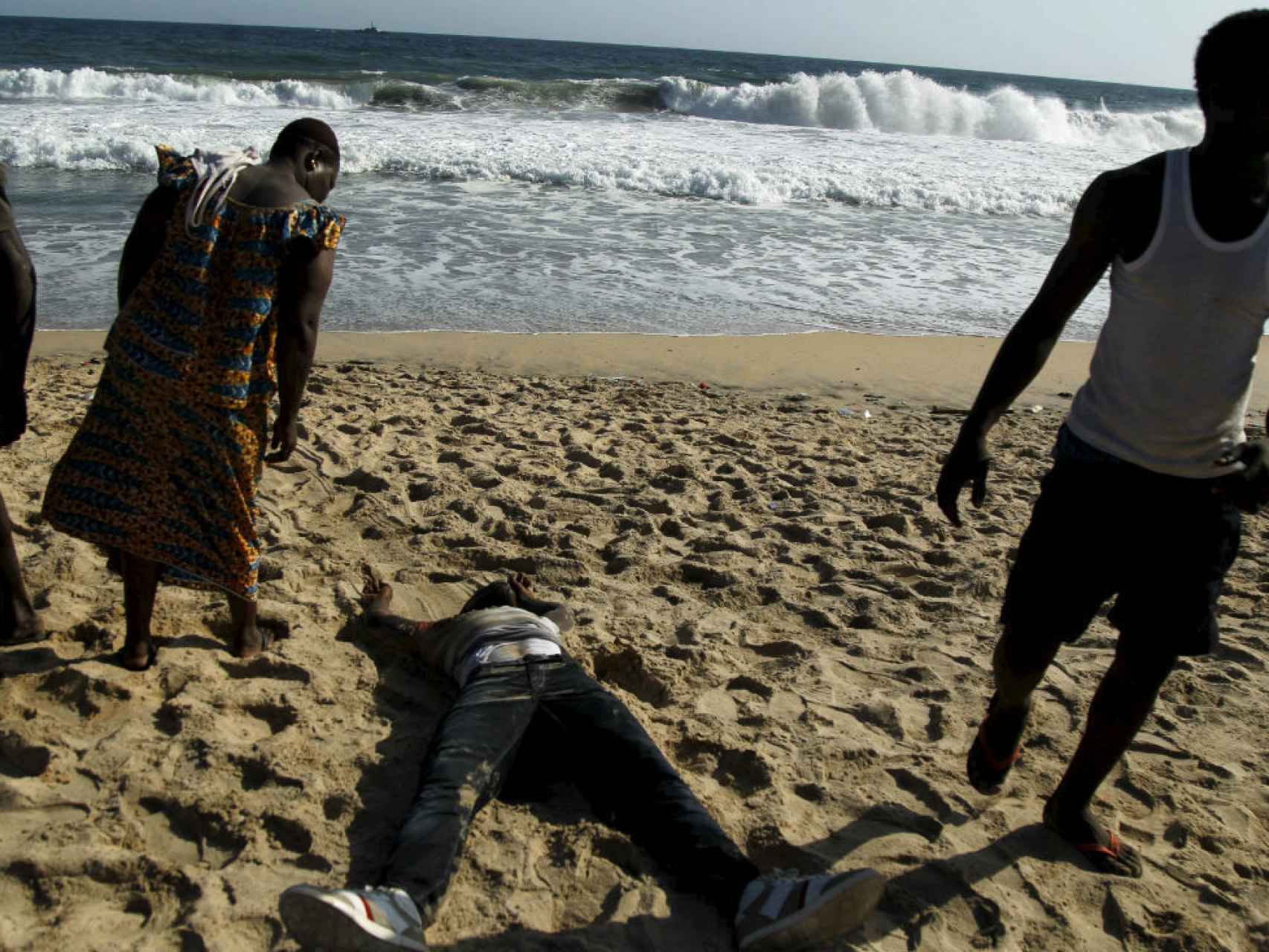 Atienden junto a la playa de Bassam a una de las víctimas del atentado.