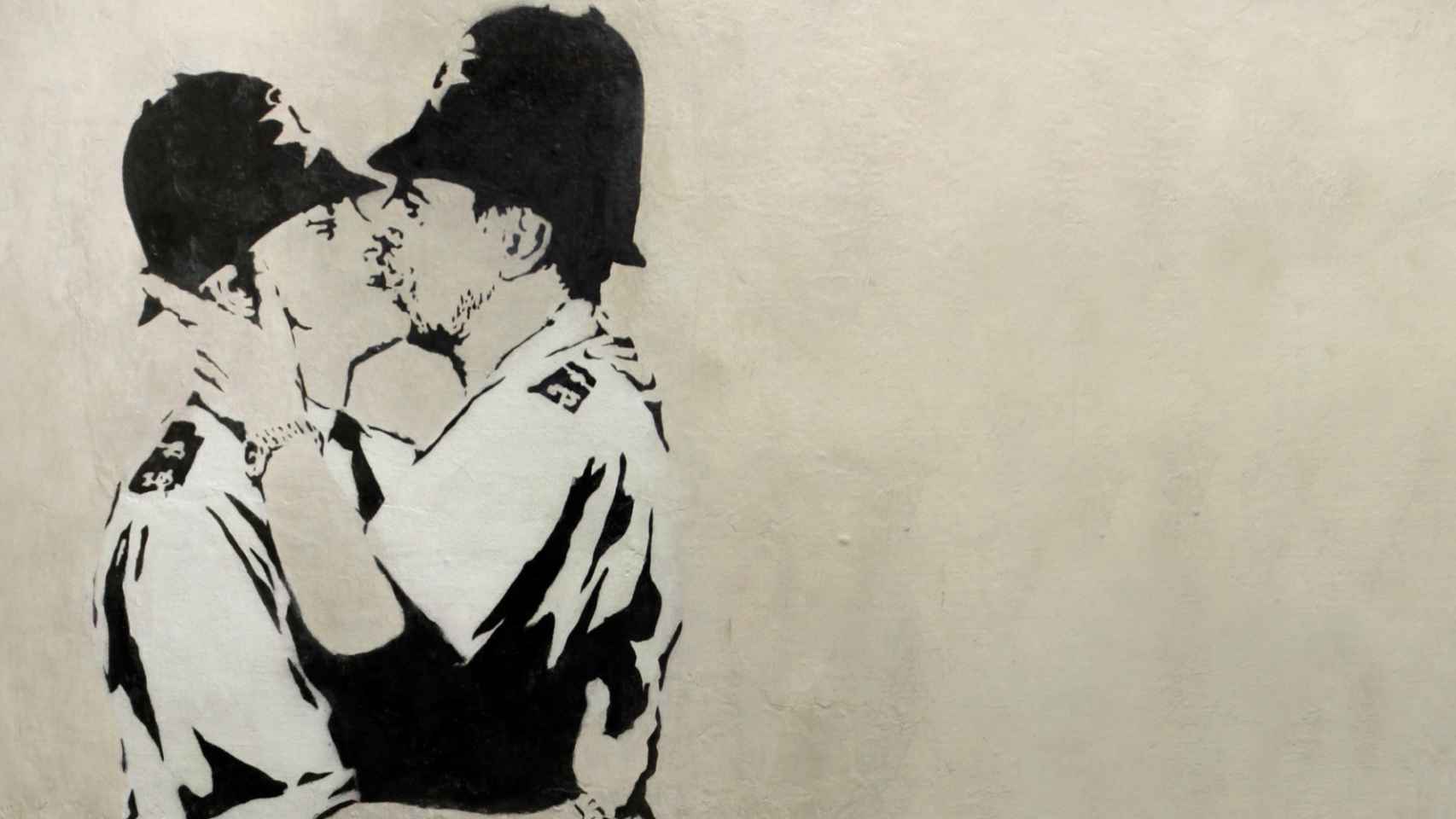 Dos policías británicos se besan en una de las obras de Banksy, titulada 'Kissing Coppers'