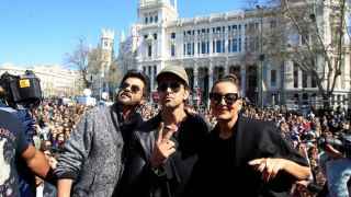 Estrellas del cine hindú participan en un 'flashmob' en el paseo del Prado para promocionar la gala de los Oscar de Bollywood.