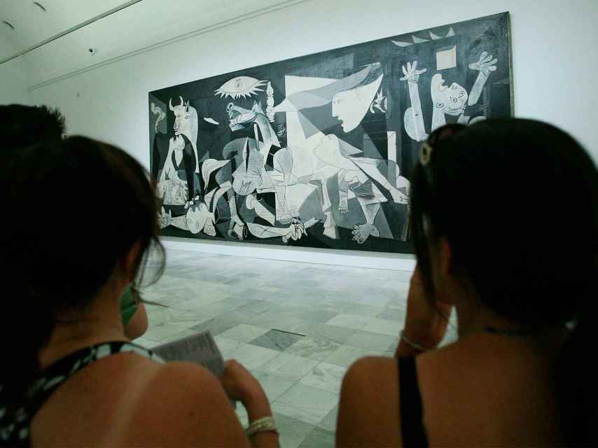 Dos jóvenes observan el Guernica en el Reina Sofía.