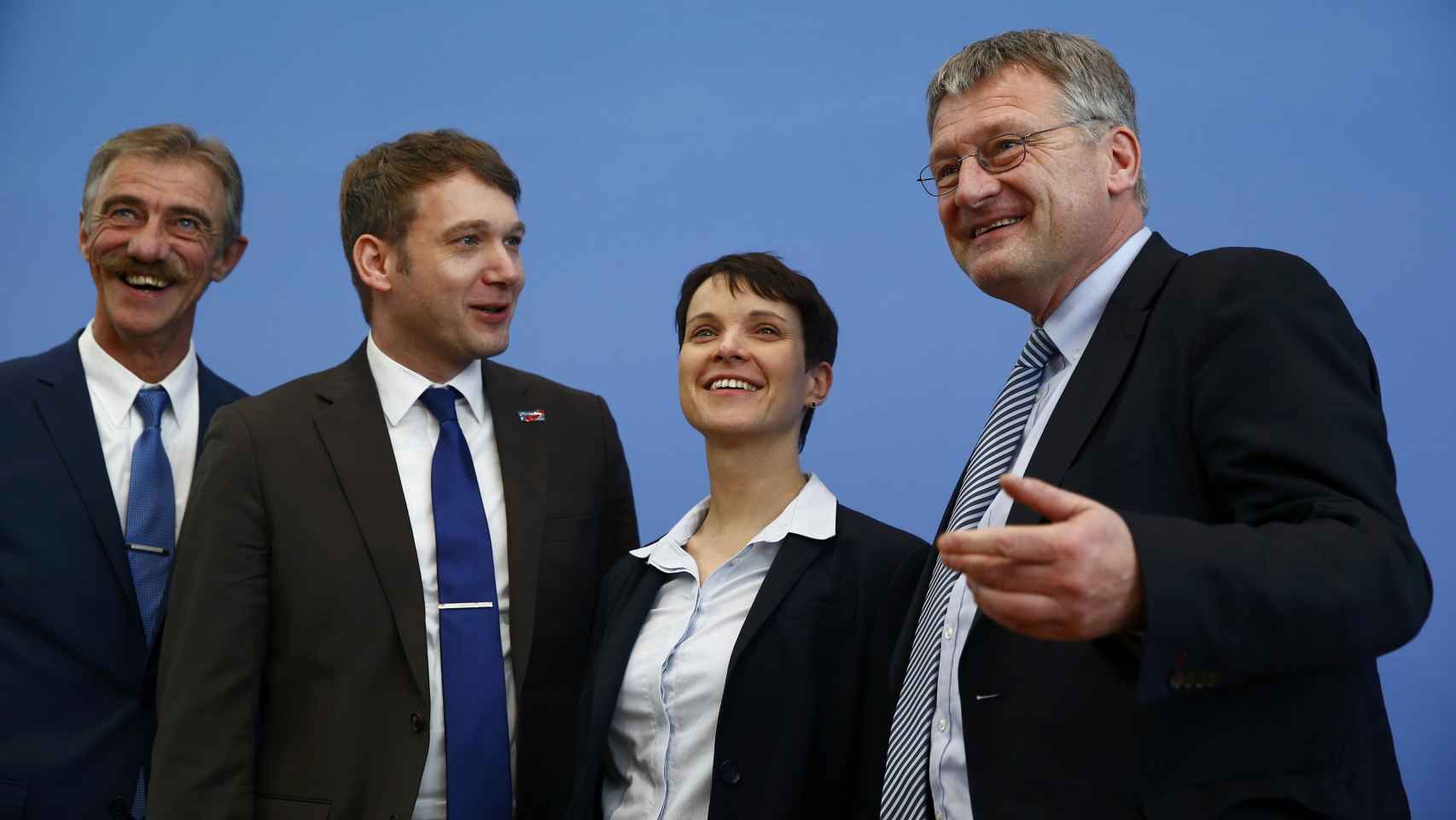 Frauke Petry, la mujer que lidera la AfD, flanqueada por -de izquierda a derecha- Junge (Renania-Palatinado), Poggenburg (Sajonia- Anhalt) y Meuthen (Baden-Wurtemberg).