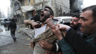 Un padre lamenta la muerte de sus hijos tras un bombardeo en Alepo.