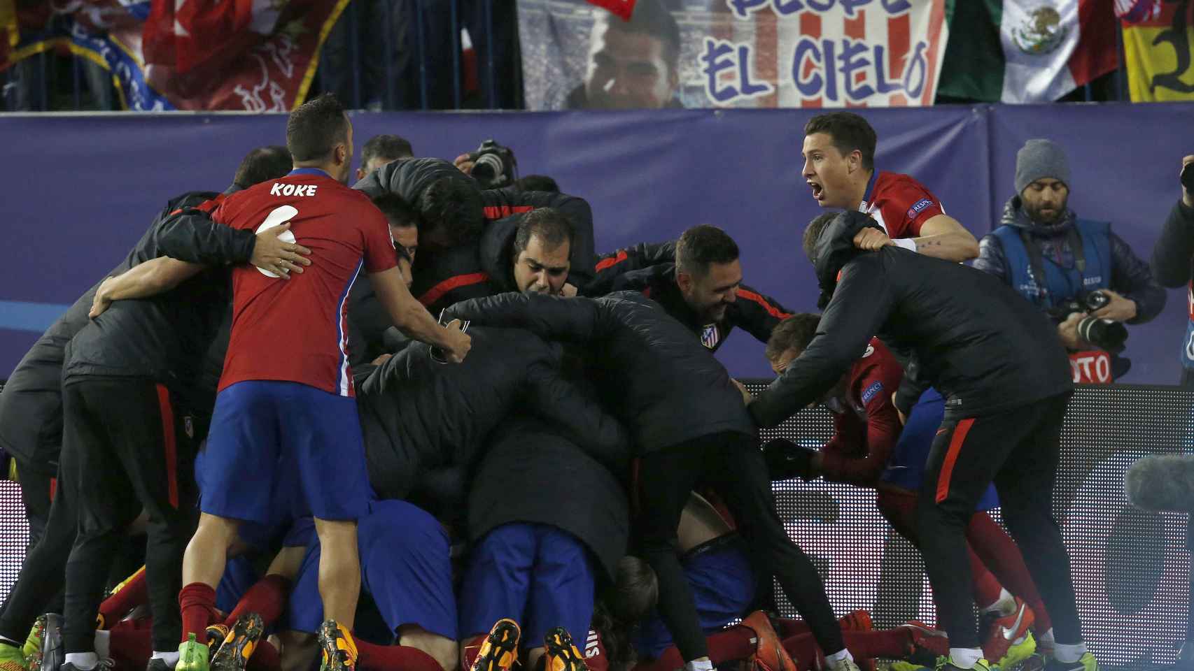 Los jugadores del Atlético celebran el pase a cuartos de final.
