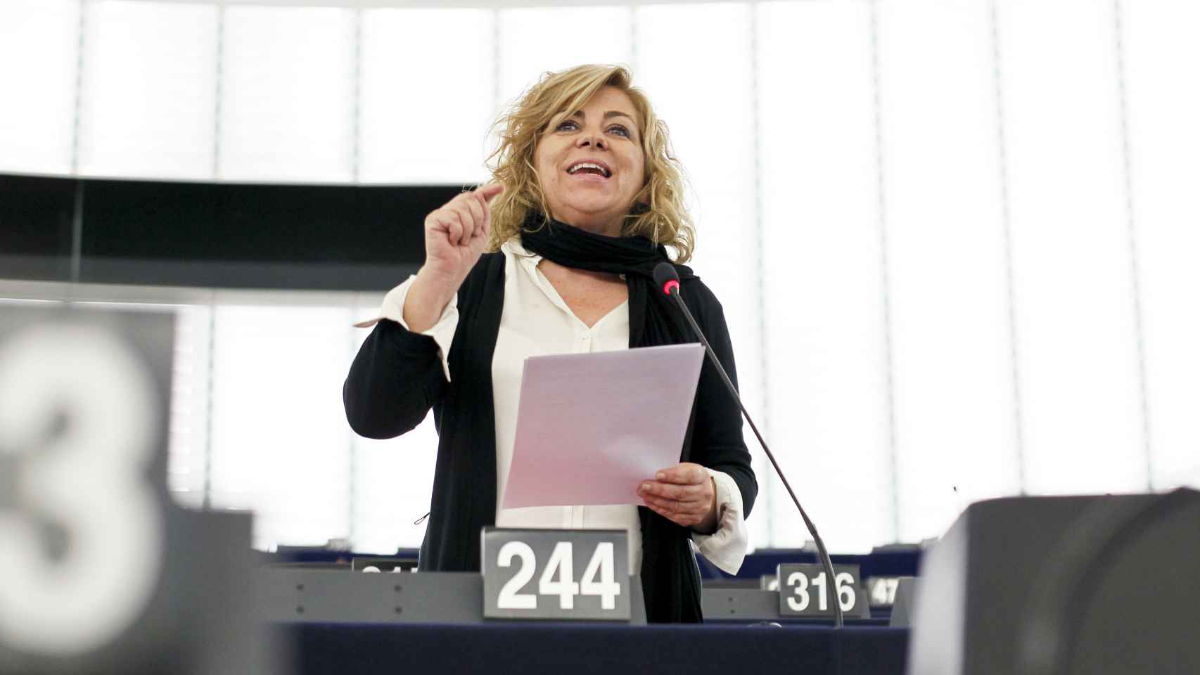 La eurodiputada Elena Valenciano durante una intervención ante el pleno.
