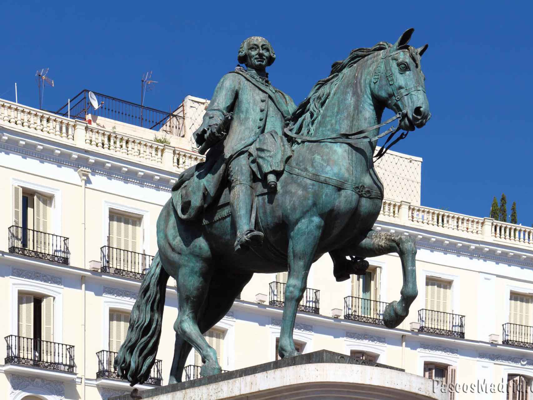 Monumento a Carlos III, el mejor alcalde de Madrid, en la Puerta del Sol