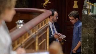 Antonio Hernando charla con Íñigo Errejón en los pasillos del Congreso