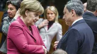 Draghi conversa con la canciller Angela Merkel durante el Consejo Europeo