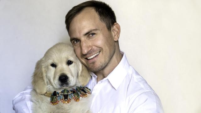 Anton Heunis con su perra Gucci