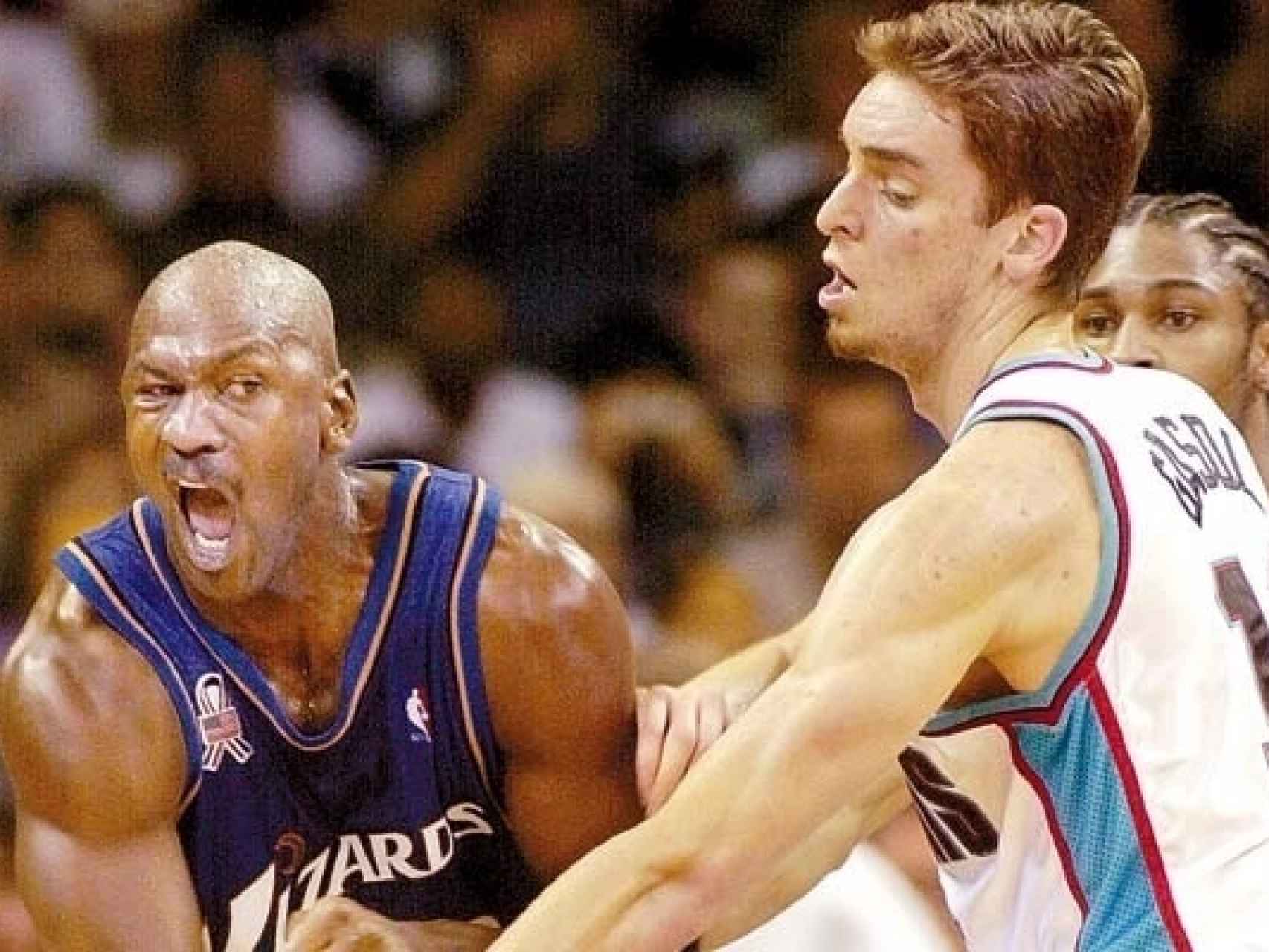 Michael Jordan y Pau Gasol durante uno de sus enfrentamientos en la NBA.