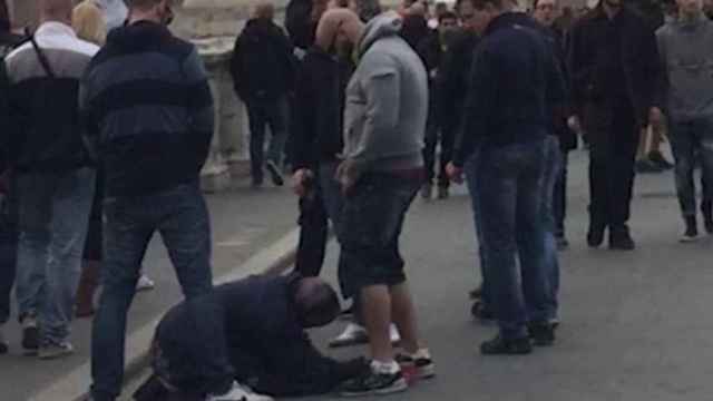 Aficionados del Sparta de Praga humillan a una mendigo en Roma