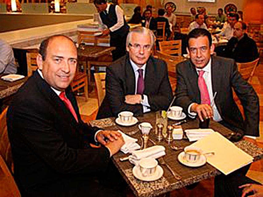 Baltasar Garzón, en el centro, junto a los hermanos Rubén y Humberto Moreira.