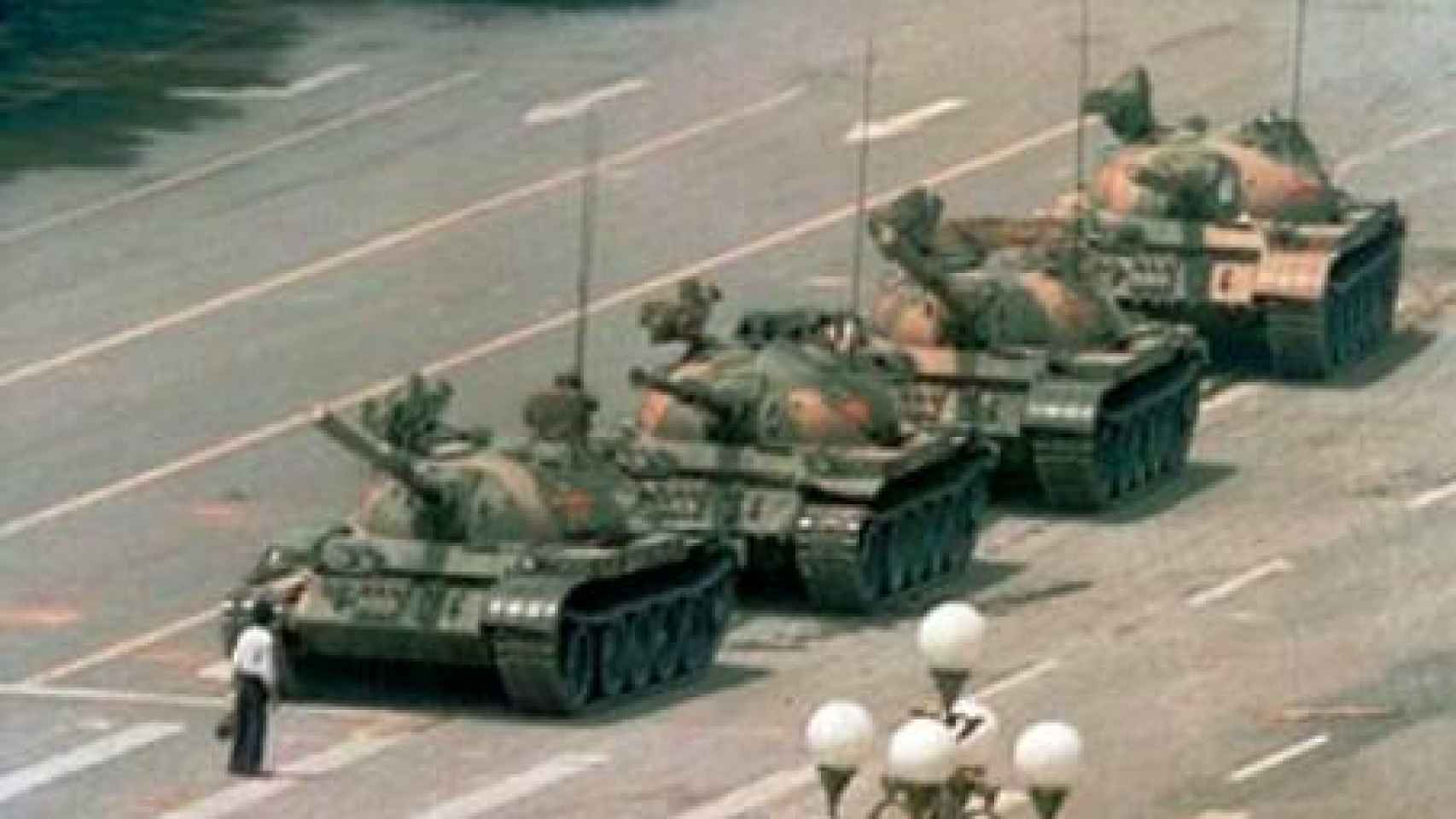 La icónica imagen del hombre frente a los tanques en la plaza de Tiananmen