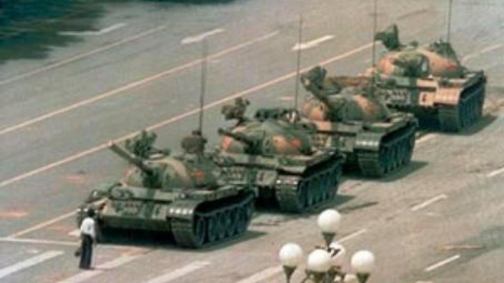 La icónica imagen del hombre frente a los tanques en la plaza de Tiananmen
