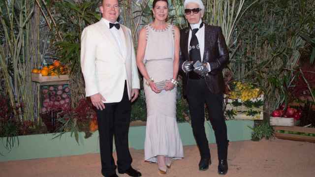 El príncipe Alberto II de Mónaco, su hermana la princesa Carolina y el diseñador Karl Lagerfeld