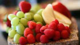 Un plato con distintas frutas.