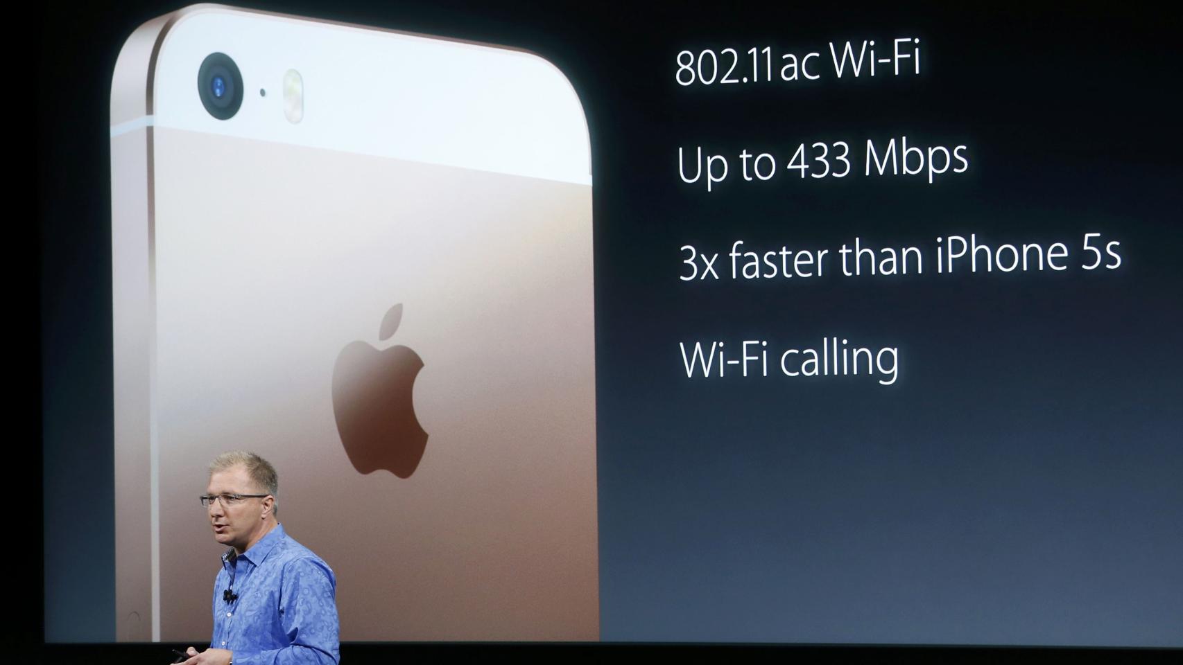 Greg Joswiak presenta el iPhone SE.