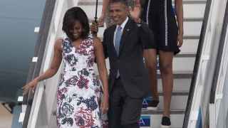 La familia Obama baja del Air Force One en Cuba