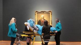 Una paciente de esclerosis lateral amiotrófica pidió como último deseo ir a ver la obra de Rembrandt.