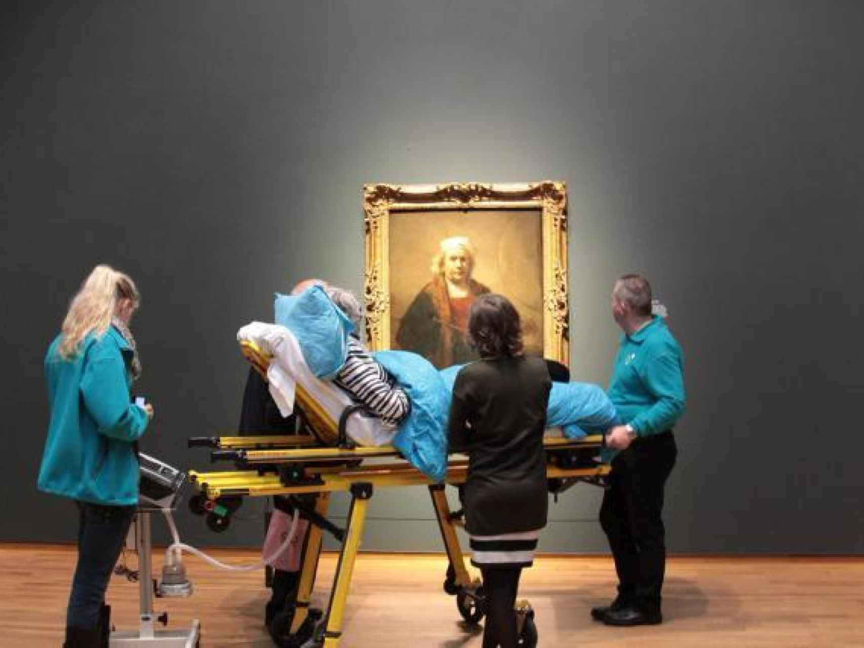 Una paciente de esclerosis lateral amiotrófica pidió como último deseo ir a ver la obra de Rembrandt.