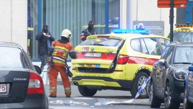 Personal de emergencia junto a la estación de Bruselas donde ha ocurrido la explosión.