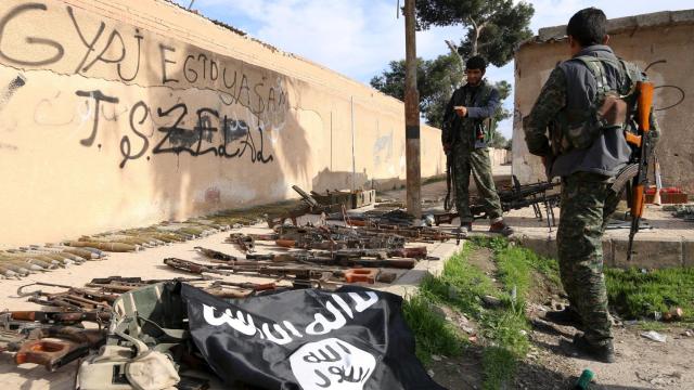 Rebeldes sirios en el frente de batalla contra el EI, ayer en Siria.