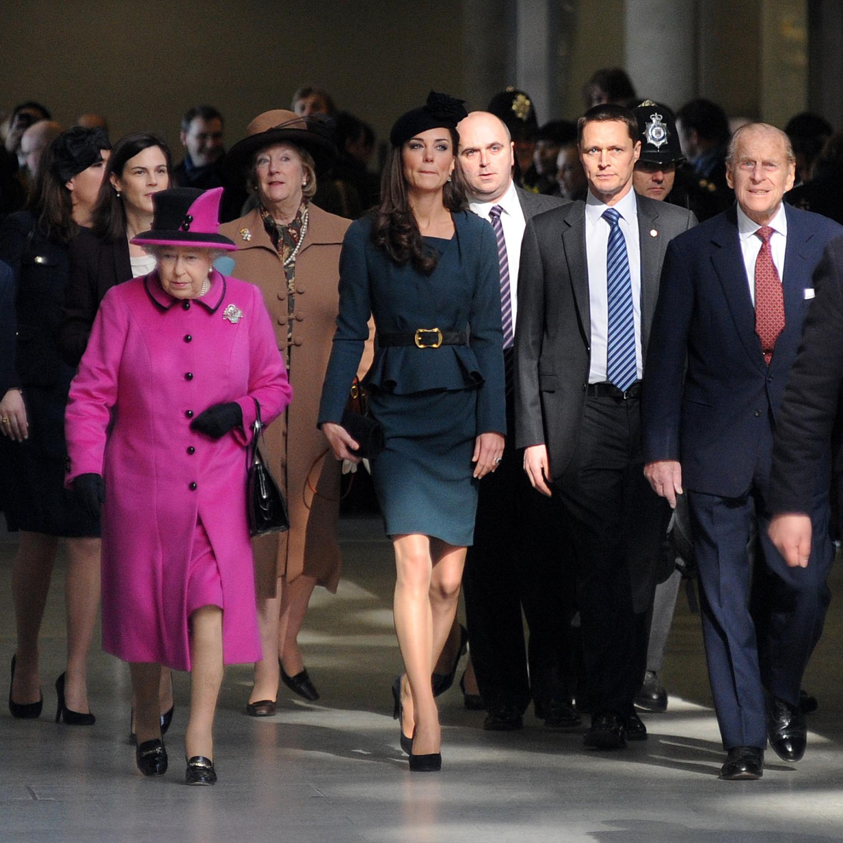 Isabel II, Kate Middleton y Felipe de Edimburgo en Felipe de Edimburgo en Leicester