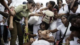 Miembros de las Damas de Blanco son arrestadas por la Policía/Jeffrey Arguedas/EFE