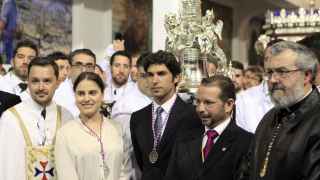 Cayetano Rivera recibe la medalla de la Cofradía de Jesús Cautivo