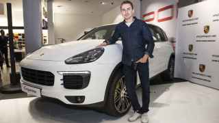 Jorge Lorenzo posa junto al Porsche Cayenne S E-Hybrid que le han entregado