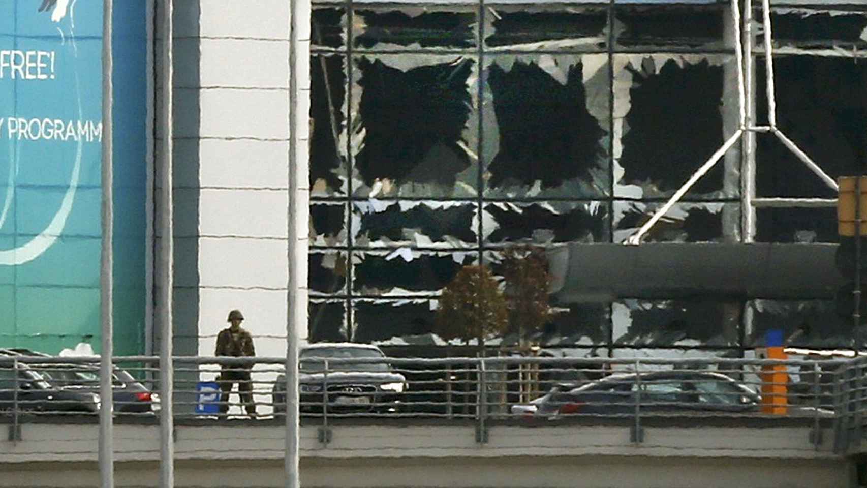 Así quedó la fachada del Aeropuerto Internacional de Bruselas Zaventem, en donde tuvieron lugar dos explosiones.