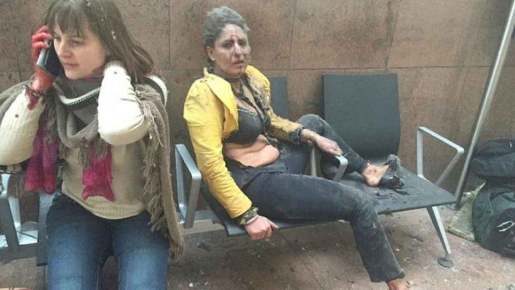 Dos mujeres heridas resumen el horror vivido hoy en Bruselas, en donde varias explosiones han causado sendas matanzas en el aeropuerto y en una céntrica para del metro de la ciudad.