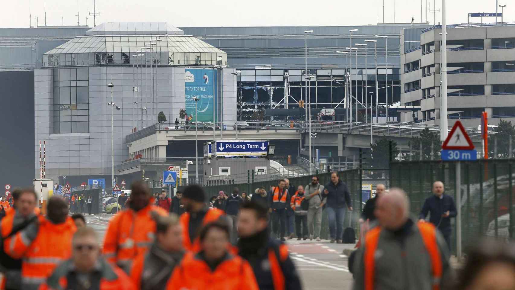 Numerosas personas abandonan el aeropuerto de Zaventem tras las explosiones