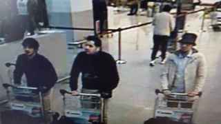 Los presuntos terroristas de Bruselas transportaban las bombas en sus maletas