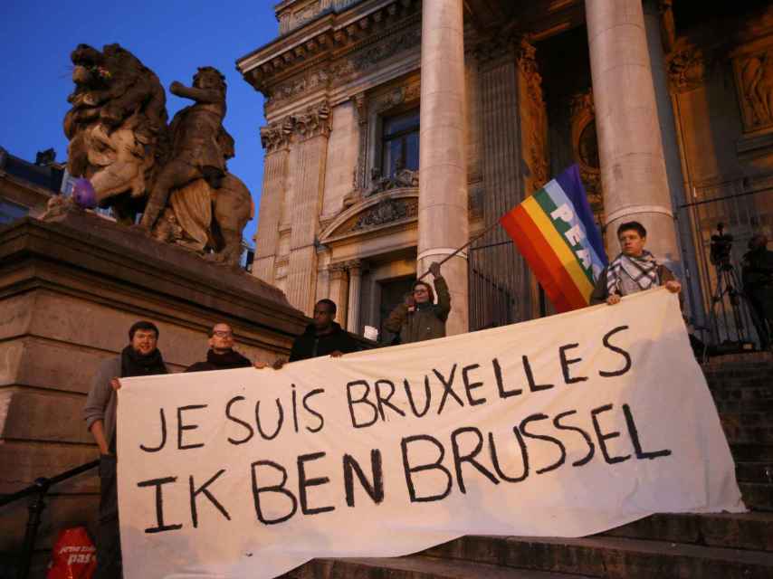 Yo soy Bruselas escrito en francés y neerlandés, idiomas oficiales de la ciudad.