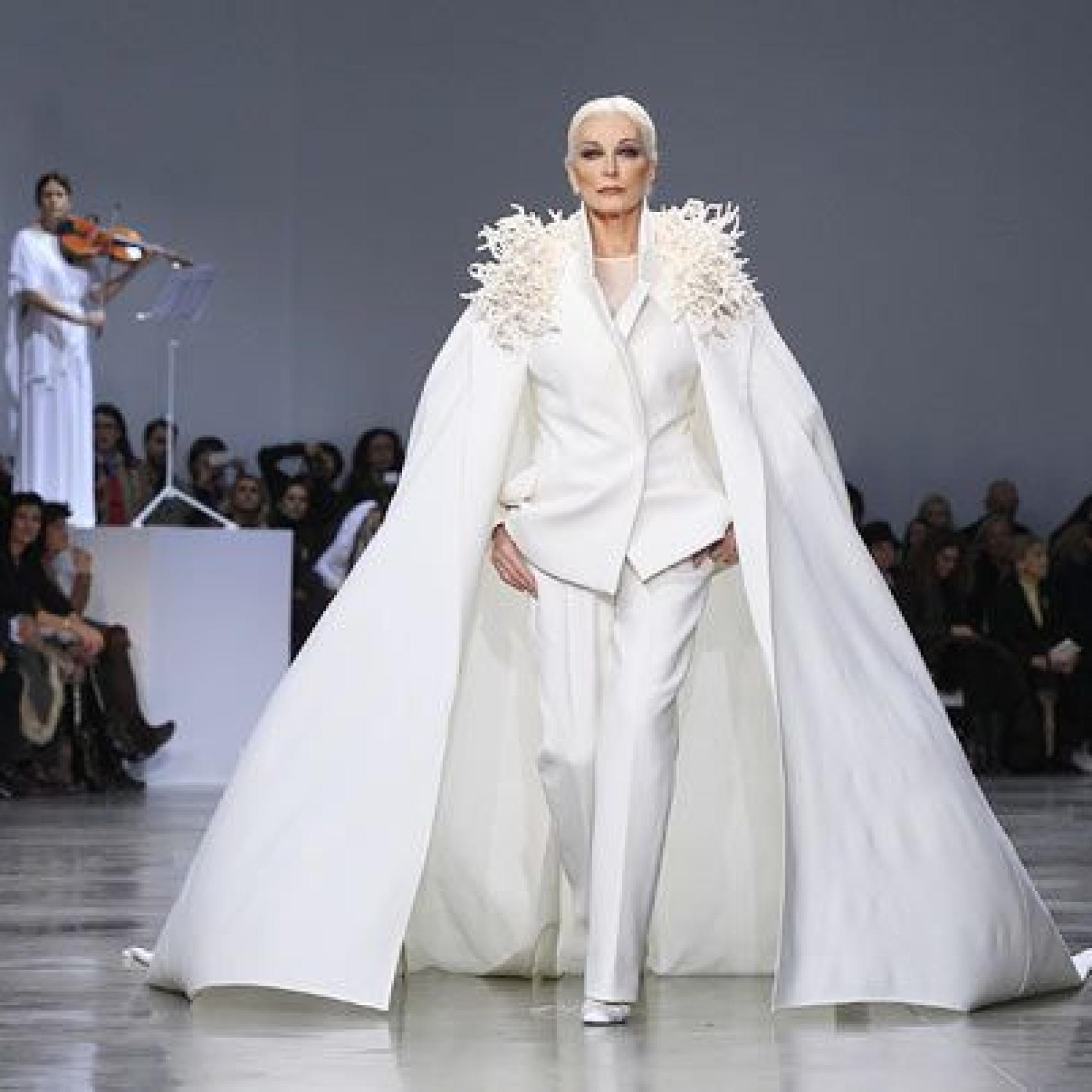 Carmen Dell'Orefice en el desfile de alta costura de Stephane Rolland