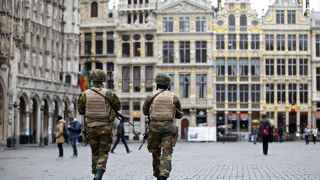 Dos militares vigilan la Grand Place de Bruselas.