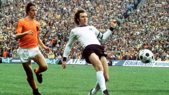 Johan Cruyff y Franz Bekcenbauer luchan por el balón durante la final de la Copa del Mundo de 1974.