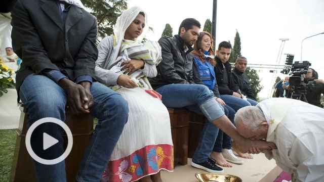 El Papa Francisco lava los pies a 11 refugiados